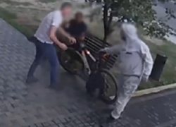 Появилось видео наглого грабежа на Ботанике - преступник силой отобрал велосипед у владельца
