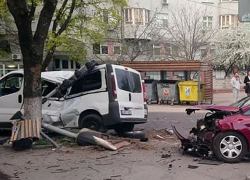 Жесткое столкновение и снос светофора совершил водитель, проскочивший на красный