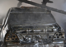 В Унгенах автомобиль сгорел прямо во дворе дома