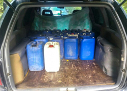 Опасный алкоголь, которым молдаванин попытался «напоить» украинцев, сняли на видео