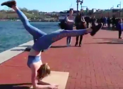 Обнаженная девушка занялась на улице йогой: любопытное видео