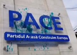 Офис Кавкалюка также облили краской