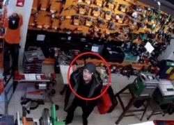Молодой человек ограбил магазин инструментов в столице и попал на видео