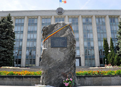 Почему камень Гимпу до сих пор стоит в центре Кишинева?!