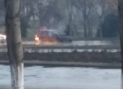 В Кишиневе посреди улицы загорелся автомобиль