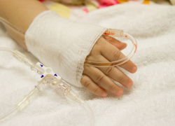 Сбитый поездом двухлетний ребенок вышел из комы 