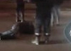 Попавшего под колеса автомобиля на виадуке в Кишиневе мужчину сняли на видео 