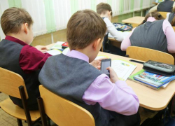 С 1 сентября могут запретить использование мобильных телефонов в школах