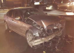 Такси после столкновения с BMW выбросило на обочину в Кишиневе