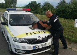 Бандиты избили мужчину на заправке и угнали его автомобиль