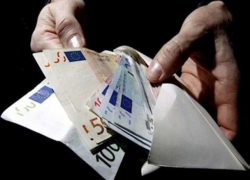 Офицеры полиции вымогали 5 тысяч евро, похвалившись связями в антикоррупционном центре 