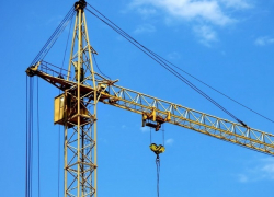 В Бельцах крановщица выпала из башенного крана