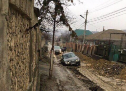 В Дурлештах автомобиль провалился в траншею на дороге