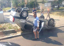 Пассажир пострадал в автомобиле, который перевернулся в Кишиневе