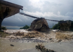 Зрелищное падение железнодорожного моста из-за удара стихии в Брашове сняли на видео