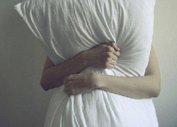 В Дондюшанах пенсионерка проснулась с подушкой на голове и в компании воров