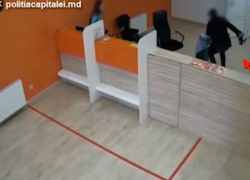 Полиция задержала 40-летнего мужчину, который ограбил с угрозой применения оружия офис кредитной компании