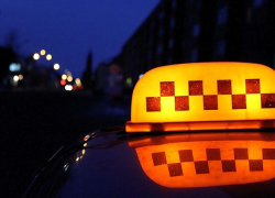 На столичного таксиста напал преступник с ножом