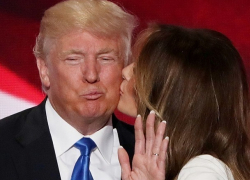 Неуклюжие попытки Трампа "овладеть рукой" жены высмеяли американцы