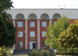 Драка с арматурой у суда сектора Ботаника попала на видео