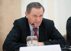 Решения политического характера принимают правительство и парламент, но никак не судьи КС, - Муравский