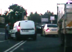 Разъяренный водитель Mercedes заблокировал трассу Кишинев – Оргеев и избил обидчика