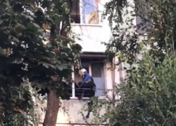 Девушку, угрожавшую спрыгнуть с балкона в столице, спасли с помощью ее мамы