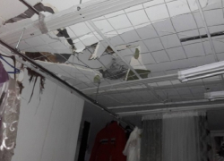 Упавшее дерево уничтожило крышу магазина в Кишиневе