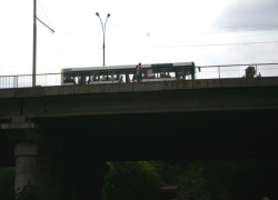 Юноша, возвращавшийся с девушкой со свадьбы, прыгнул с виадука на Ботанике