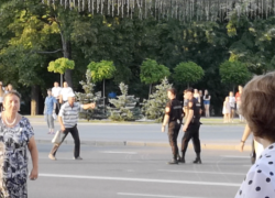 Концерт в центре Кишинева попытался сорвать провокатор