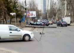 На Телецентре авария, упавший электрический столб перегородил улицу Асаки
