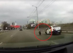 В Кишинёве у машины такси Dacia Logan на полном ходу отвалилось колесо, момент попал на видео