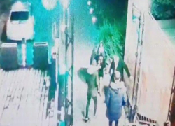 Появилось видео, в котором видно, как изнасилованную сотрудницу Антикоррупционной прокуратуры силой затаскивают в машину