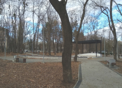 Прошел дождь, и реконструируемые скверы "потекли"