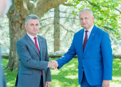 Игорь Додон обсудил с лидером Левобережья банковскую проблему и вопрос карантинных постов