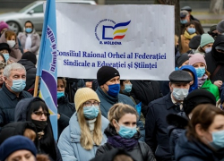 Протест у парламента – учителя требуют выплаты годовых премий