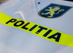 Вооруженный пистолетом мужчина забаррикадировался в квартире с двухлетним ребенком в Бельцах