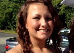 Улыбчивую учительницу обвинили в насилии после группового секса с 18-летними парнями