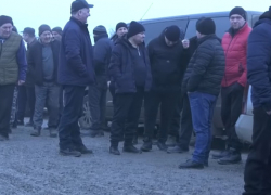 Жители села Токуз требуют сделать дорогу: протест из-за километровой грязи