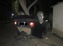 На Старой Почте водитель разбил вдребезги свой VW Golf и скрылся с места аварии