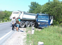 Потерявший колесо Mercedes врезался в грузовик на Балканском шоссе