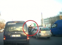 В Кишиневе двое мужчин подрались прямо на дороге 