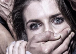 Маньяк ворвался в квартиру спящей девушки и изнасиловал ее языком