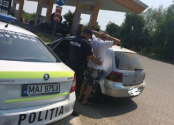 Вооруженный пистолетом юноша пригрозил застрелить водителя на дороге под Бельцами