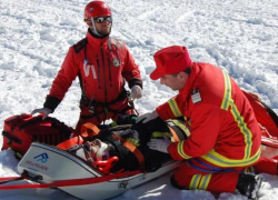 Румынским спасателям пришлось на носилках снимать с горы беременную молдаванку