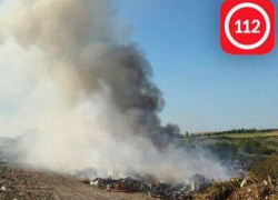 В Гидигиче загорелась сельская свалка, столб дыма поднимается высоко в небо