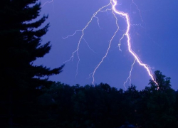 Молния убила мужчину, который пошел за водой