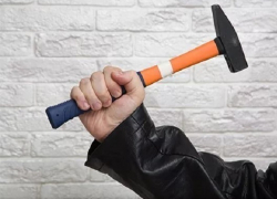 Молдаванин проломил молотком голову петербурженке и поджег ее квартиру