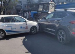 Хотела научиться ездить, но попала в аварию - в столице автомобиль автошколы столкнулся с внедорожником