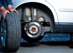 В Кишиневе мужчину задержали в момент кражи колес от Мерседеса